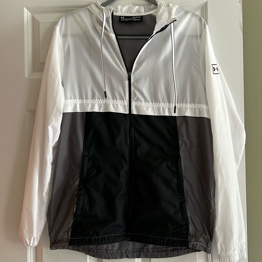 Mens Under Armour lightweight packable Heatgear windbreaker, hood, zip pockets